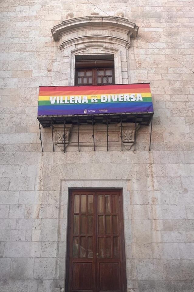 Bandera en el balcón del Ayuntamiento de Villena