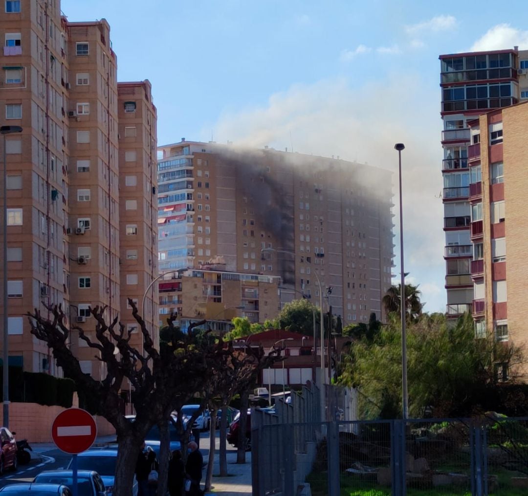 Imagen de la humareda que ha provocado el incendio en La Chicharra