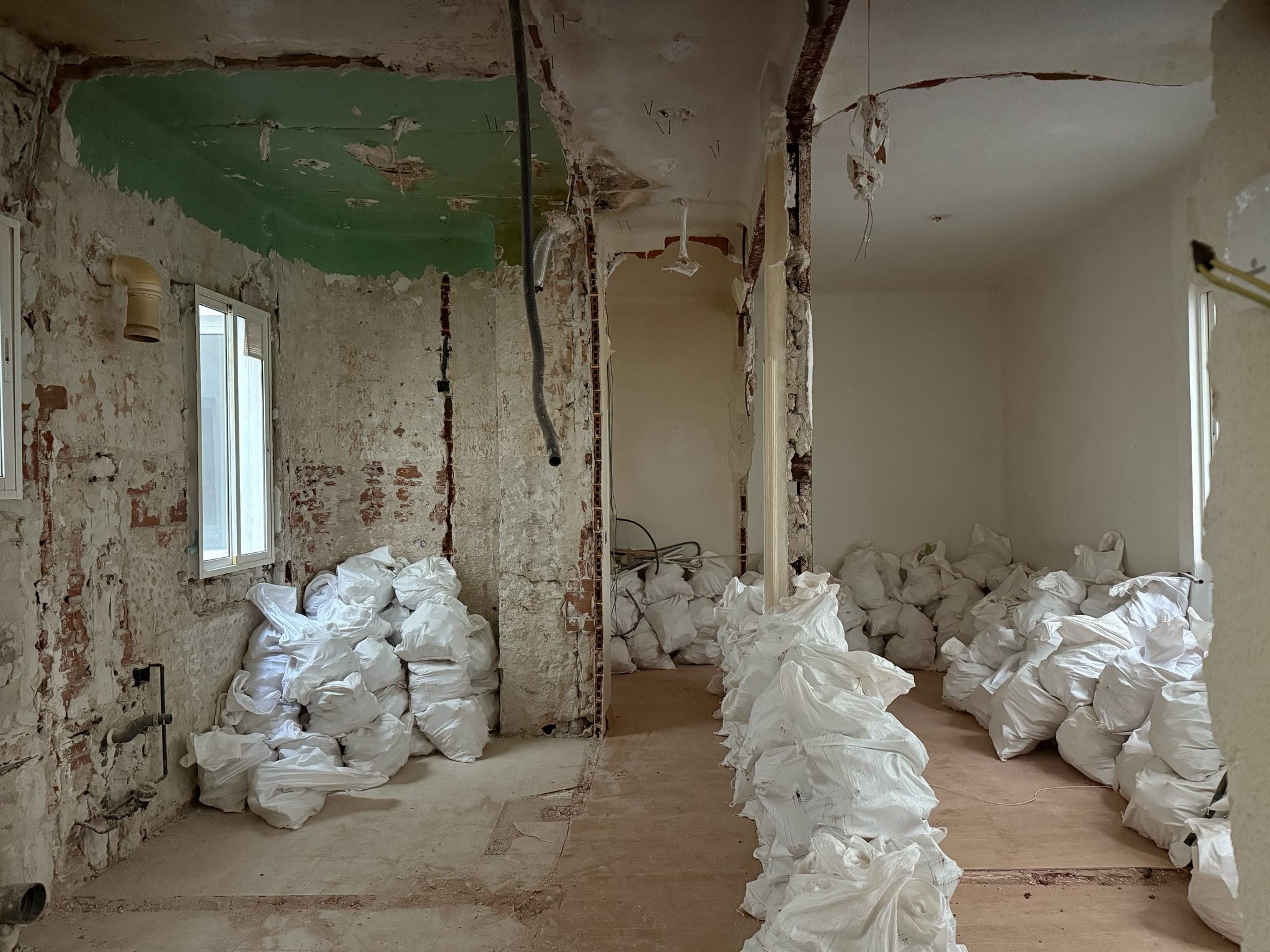 Obras en una de las viviendas vacías.