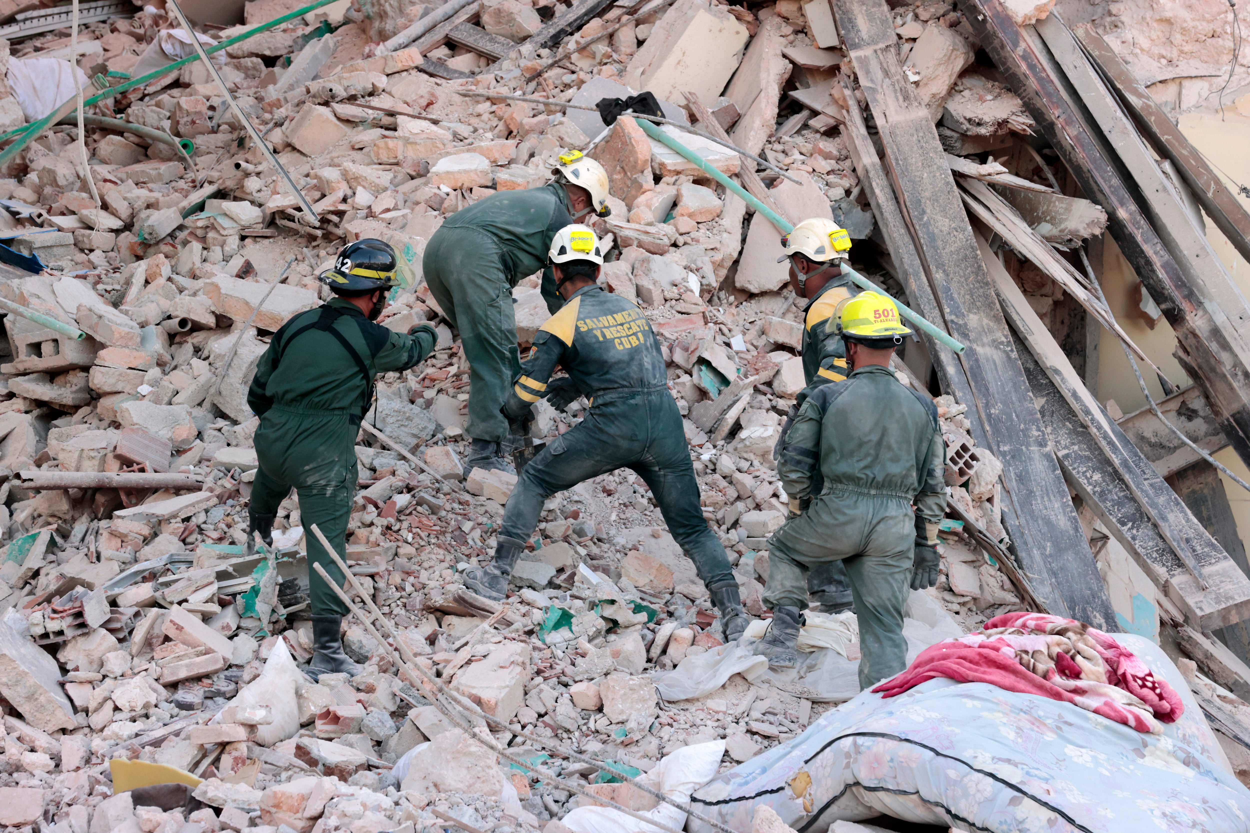 AME7504. LA HABANA (CUBA), 07/05/2022.- Continúan hoy las labores de rescate donde ocurrió una explosión ayer en el Hotel Saratoga, en La Habana (Cuba). La cantidad de fallecidos por la explosión ocurrida la víspera en el hotel Saratoga en La Habana aumentó a 26, incluida una turista española, informaron este sábado las autoridades cubanas. EFE/Ernesto Mastrascusa
