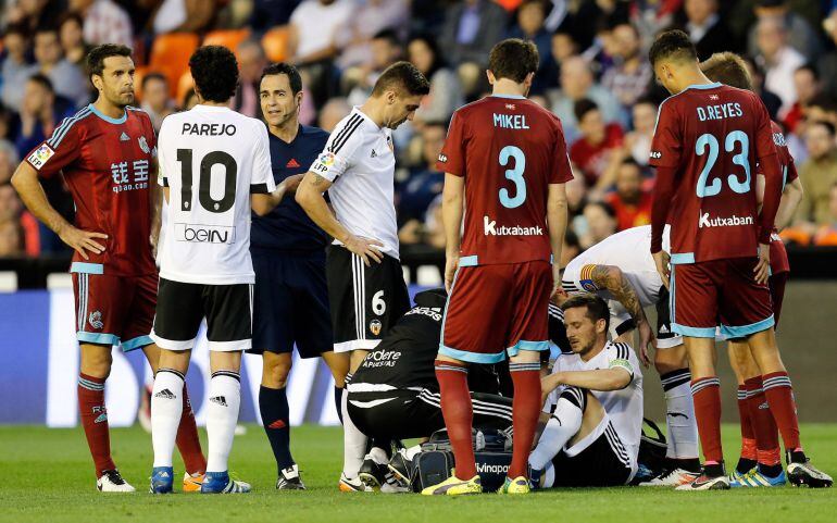  El delantero argentino argentino del Valencia Pablo Piatti tras sufrir una lesión durante el partido de la trigésimo octava jornada de liga que disputan frente a la Real Sociedad en el estadio Mestalla de Valencia. EFE-Juan Carlos Cardenas