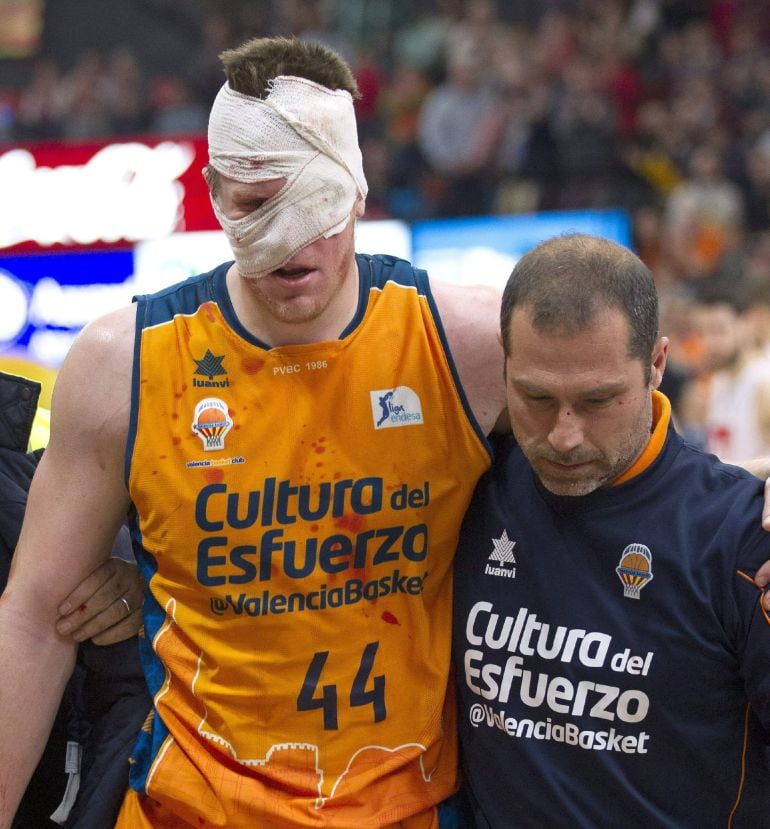 GRA161. VALENCIA, 08/03/2015.- El pívot estadounidense del Valencia Basket Luke Harangody (i) se retira de la cancha con la cabeza vendada por un codazo involuntario durante el partido frente al Cai Zaragoza, de la jornada 23 de la Liga que se ha disputado hoy en el Pabellón Municipal Fuente de San Luis de Valencia. EFE/MIGUEL ÁNGEL POLO