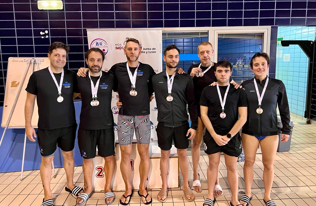 En su primera aparición consiguió 29 medallas y cinco récords históricos