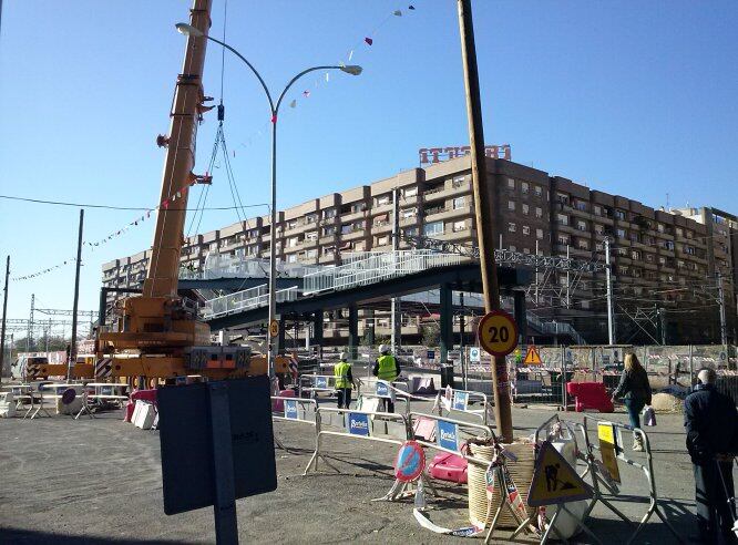 Imagen de los trabajos de instalación, esta semana, de una de las rampas de la pasarela Amparo Iturbi