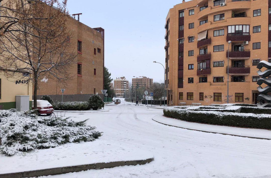La nevada de este sábado ha obligado a limpiar muchas zonas de la ciudad, como Antonio Maura