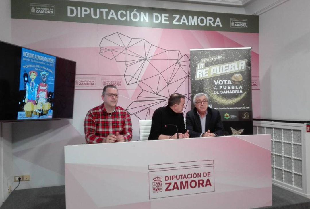 El diputado de deportes (a la izquierda) junto al presidente de la Diputación y el alcalde de Puebla en una presentación