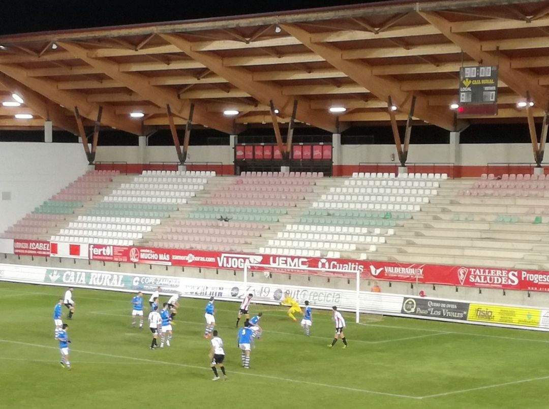 David Álvarez logra el noveno gol del Zamora en noche histórica. El marcador, mudo testigo, reflejaba ya 8-0