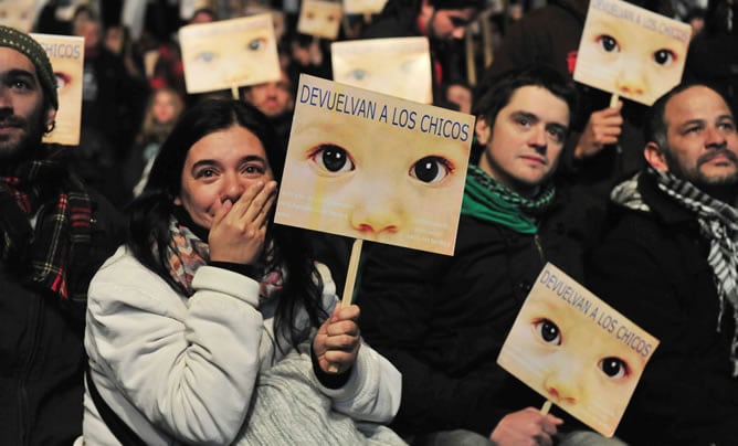 Manifestantes escuchan la sentencia a los exdictadores Jorge Rafael Videla y Reynaldo Bignone  en el juicio en su contra en Buenos Aires