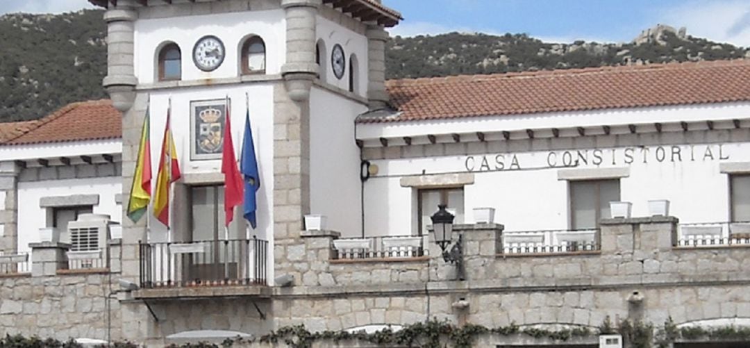 Fachada de la casa consistorial de Hoyo de Manzanares