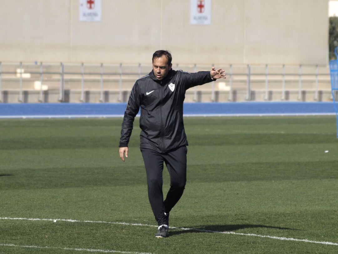 Fran Fernández dirigiendo el entrenamiento rojiblanco.