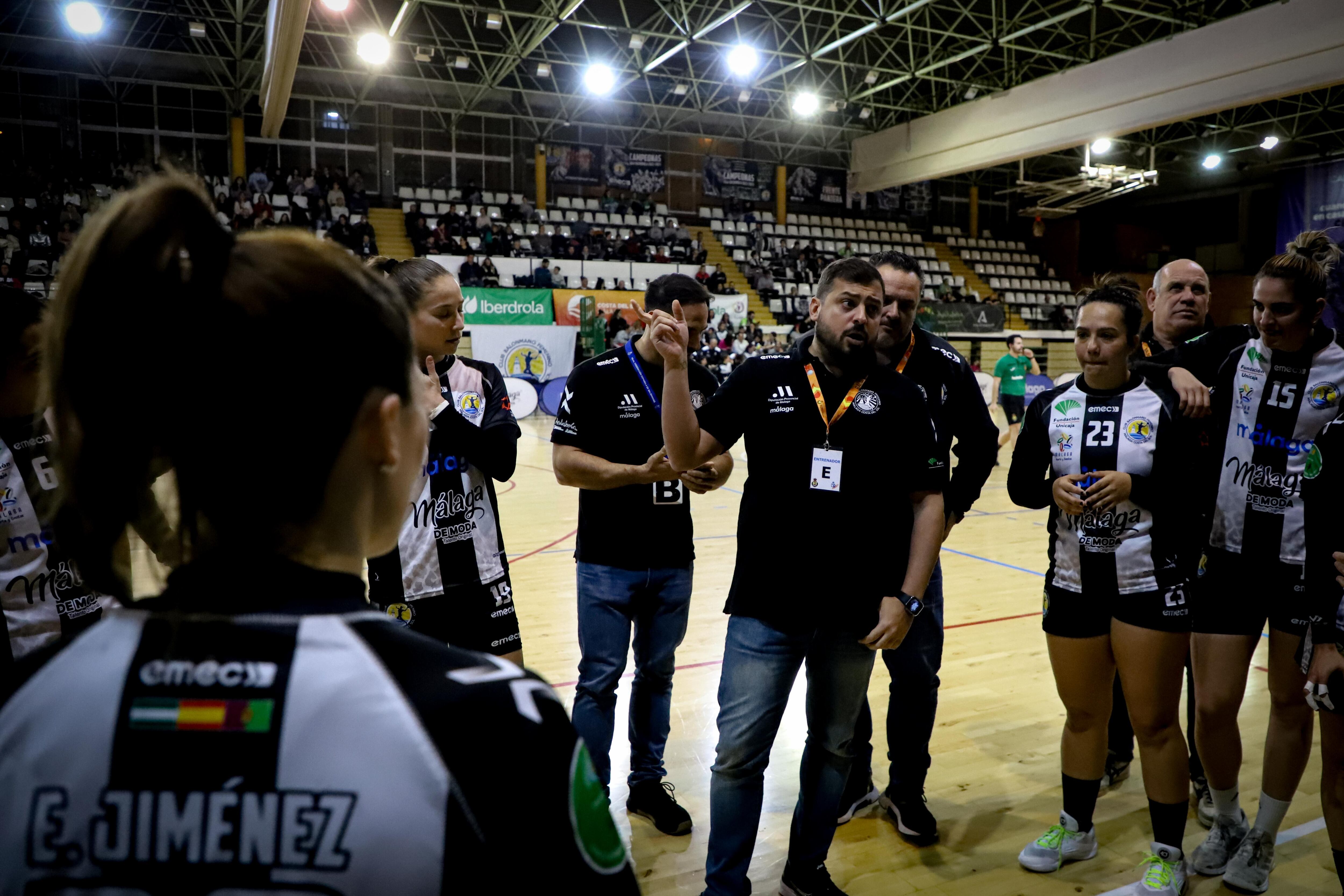 Suso Gallardo se dirige a sus jugadoras durante un partido