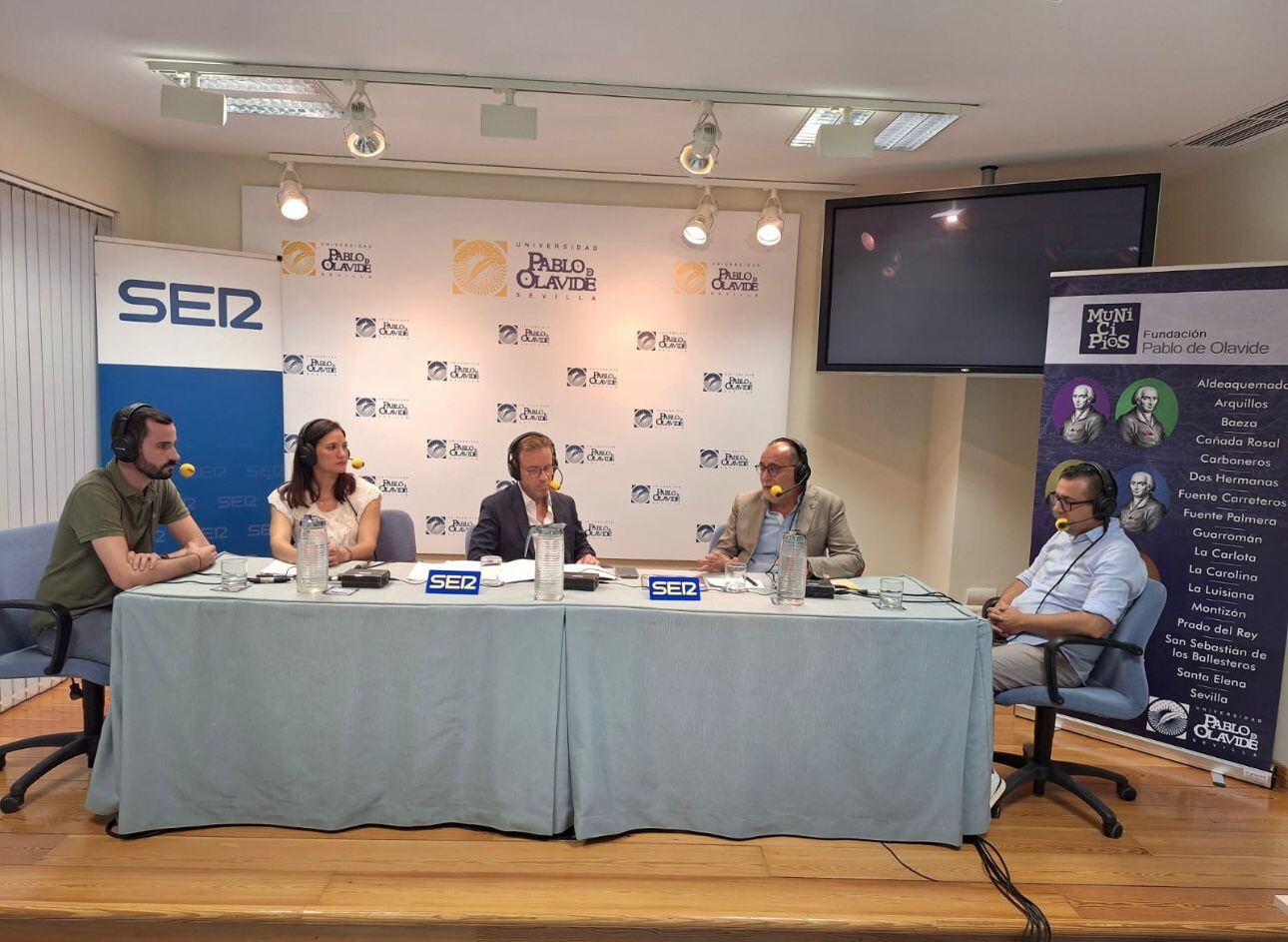 (De izquierda a derecha) Alberto Ruiz García, alcalde de Fuente Carreteros (Córdoba); Laura Bernier Pérez, concejala de Cultura de La Carlota (Córdoba); Fernando Pérez Monguió; Quique González Mestre, concejal de Cultura y turismo de Fuente Palmera (Córdoba), e Ignacio Mateos Selfa, concejal de Cultura de La Luisiana (Sevilla)