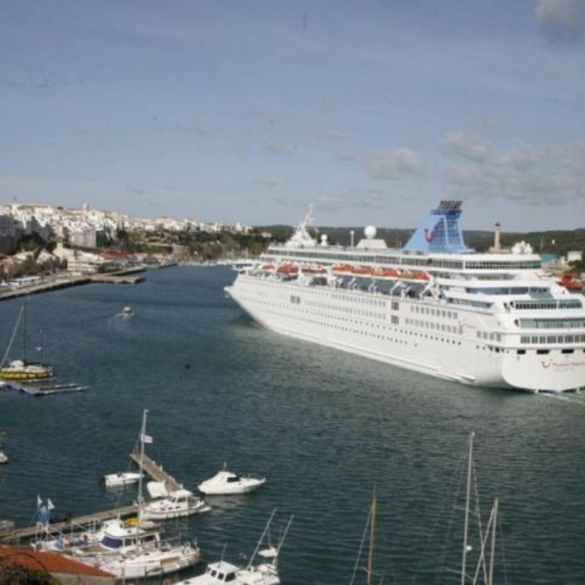 Maó se ofrece como escala para el buque Aquarius