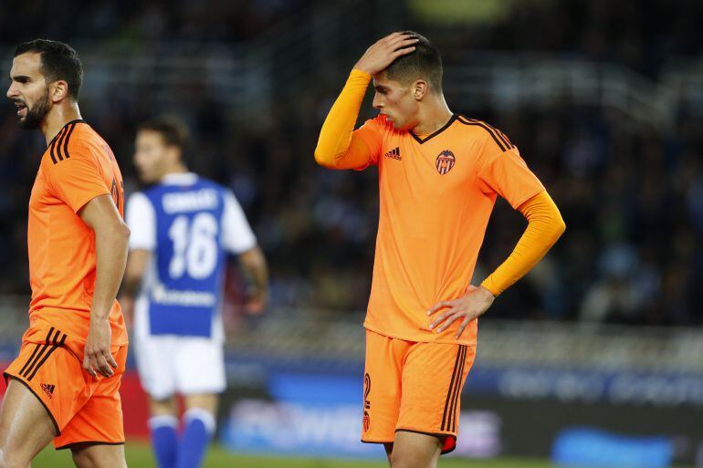 GRA146. SAN SEBASTIÁN, El defensa portugués del Valencia Joao Cancelo (d), durante el partido frente a la Real Sociedad de la 15 jornada de la Liga de Primera División que se juega hoy en el estadio de Anoeta de San Sebastián. EFE, Juan Herrero