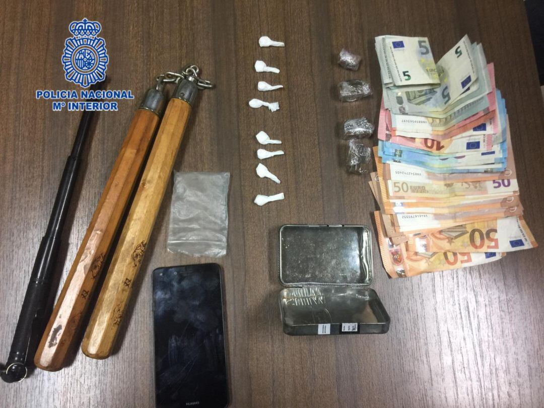 Armas, droga y dinero incautado en la operación.
