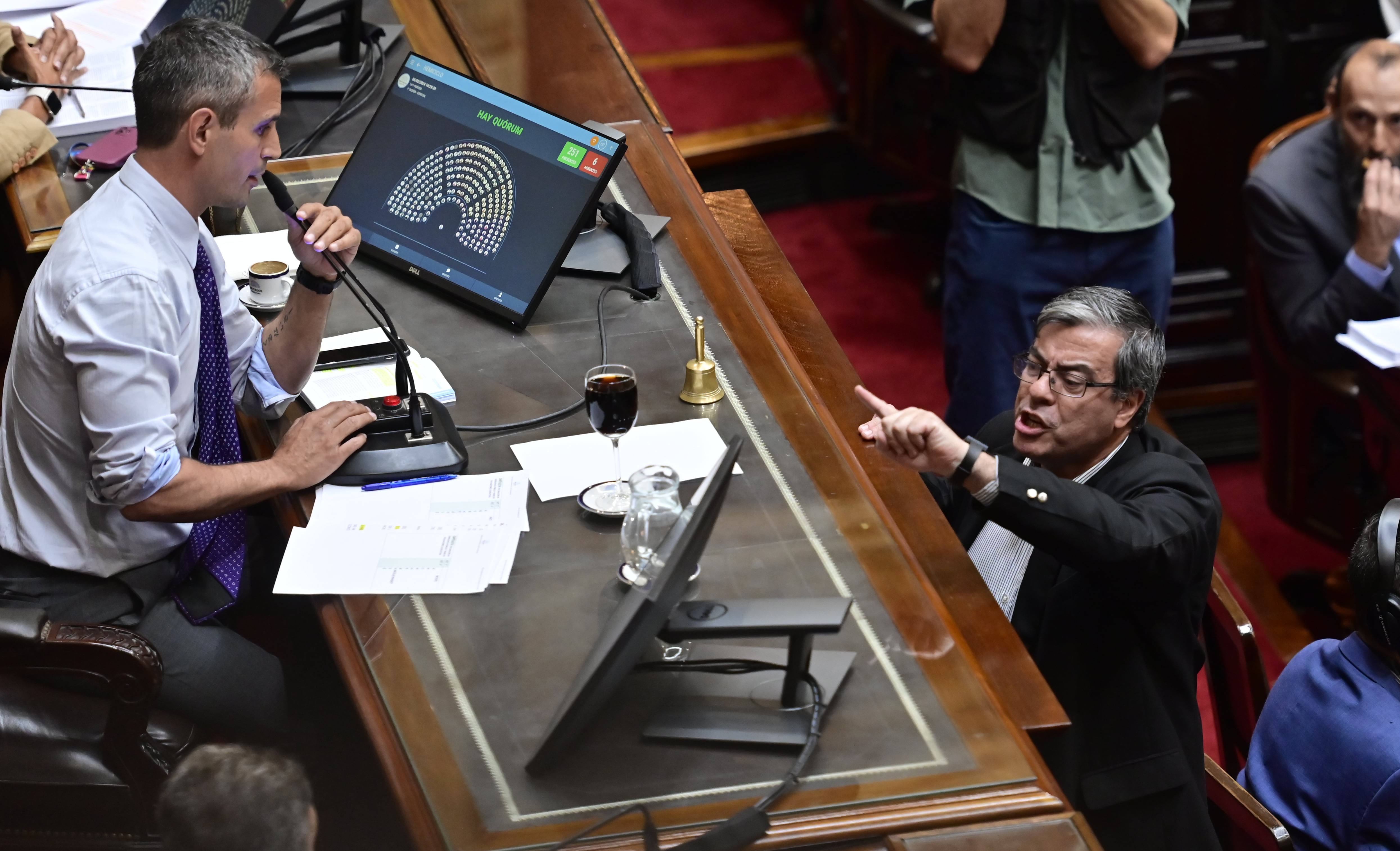 El diputado opositor German Martínez (UXP) protesta por el método de votación frente al presidente de la Cámara de Diputados, Martin Menem (i), hoy, durante el inicio de la discusión de los artículos de la &quot;ley ómnibus&quot; hoy, en Buenos Aires (Argentina). El Gobierno de Argentina, que preside el ultraliberal Javier Milei, instó este martes a los miembros de la Cámara de Diputados del país suramericano a que la discusión &quot;artículo por artículo&quot; de la denominada &#039;ley ómnibus&#039; se lleve a cabo &quot;con la mayor de las celeridades&quot;. EFE/ Matias Martin Campaya