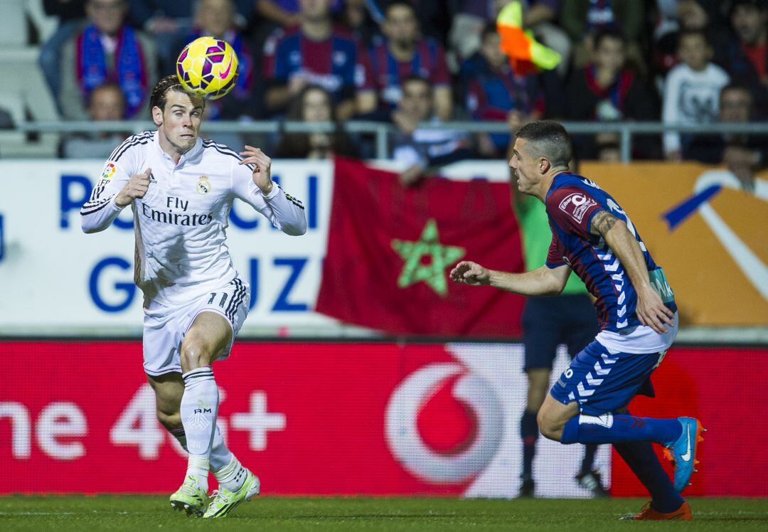 Gareth Bale se lleva el balón ante Abraham Minero