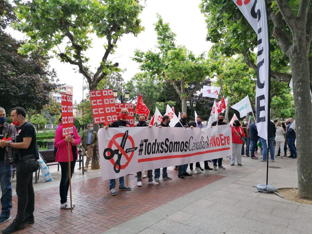 Reivindicaciones a las puertas de la sede central de CaixaBank en La Rioja