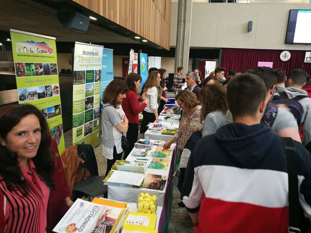 Imagen de varios de los stands en el ágora del campus María Zambrano de la UVA