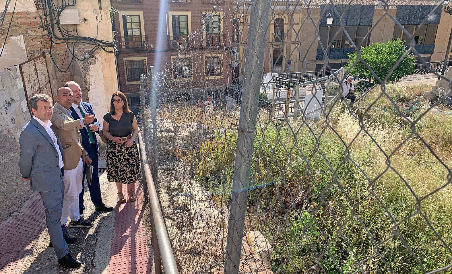 De izqda a dcha, el alcalde de Jaén, Julio Millán; José María Cano, concejal de Patrimonio; el rector de la UJA, Nicolás Ruiz, y la edil de Urbanismo, África Colomo, durante una visita al solar de la plaza Santiago en el que se levantará la residencia.