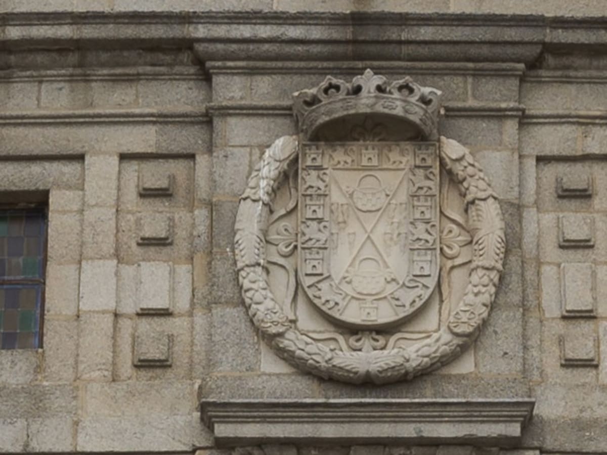 Esta es la razón por la que el escudo del Conde Duque de Olivares preside la fachada de la Basílica de la Santa en Ávila