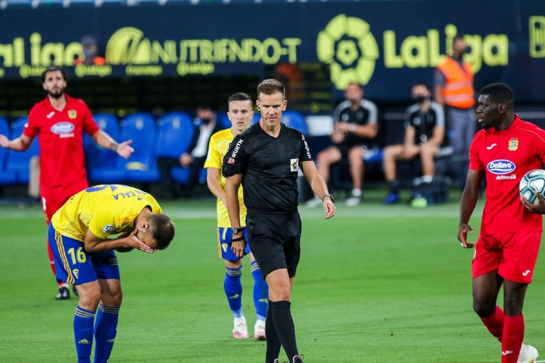 El central sevillano, Juan Cala, se lamenta del penalti cometido