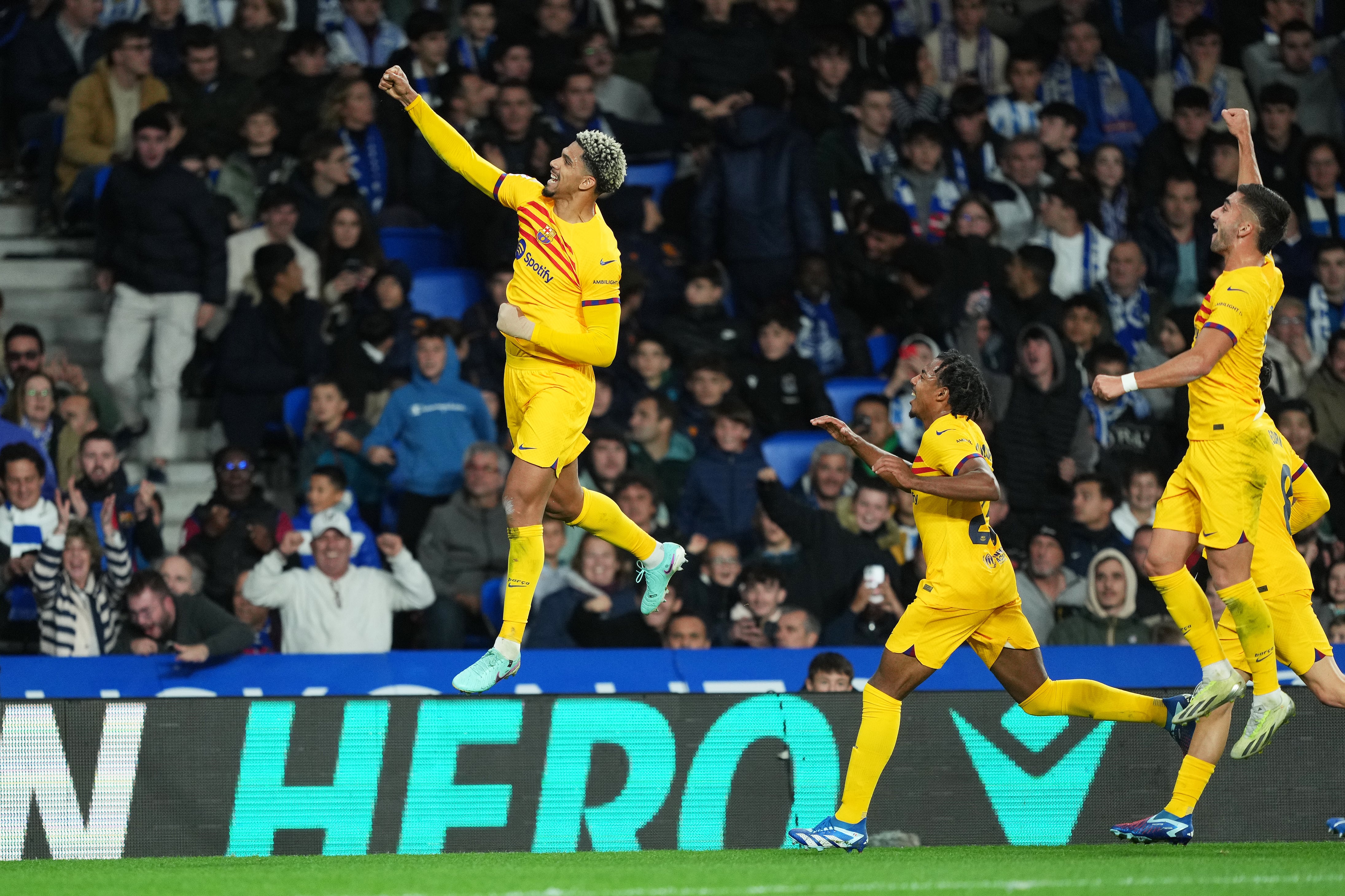 Ronald Araújo celebrando su tanto ante la Real Sociedad en el Reale Arena.