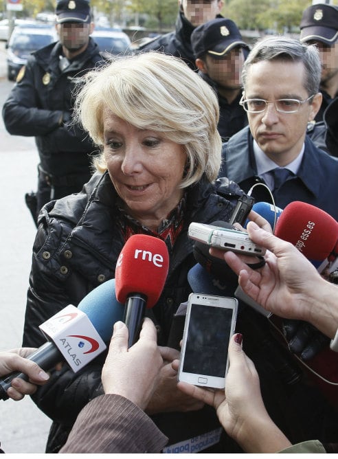 La presidenta del PP de Madrid, Esperanza Aguirre, atiende a los medios a su llegada este lunes a la Audiencia Provincial de Madrid para declarar como testigo en el juicio por la supuesta estafa de la gestora de vivienda PSG