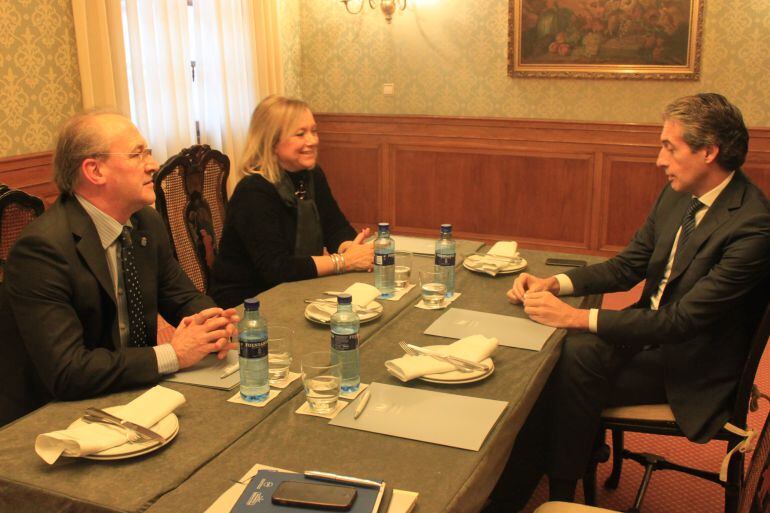 Mercedes Fernández y el diputado Agustín Cuervas Mons se reunieron este miércoles con el minstro de Fomento.