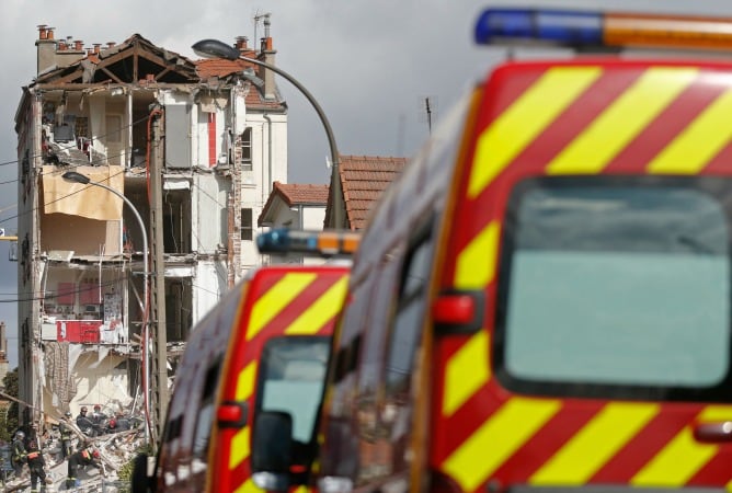 Bomberos franceses buscan entre los escombros de un edificio derrumbado en Rosny-Sous-Bois, cerca de París.