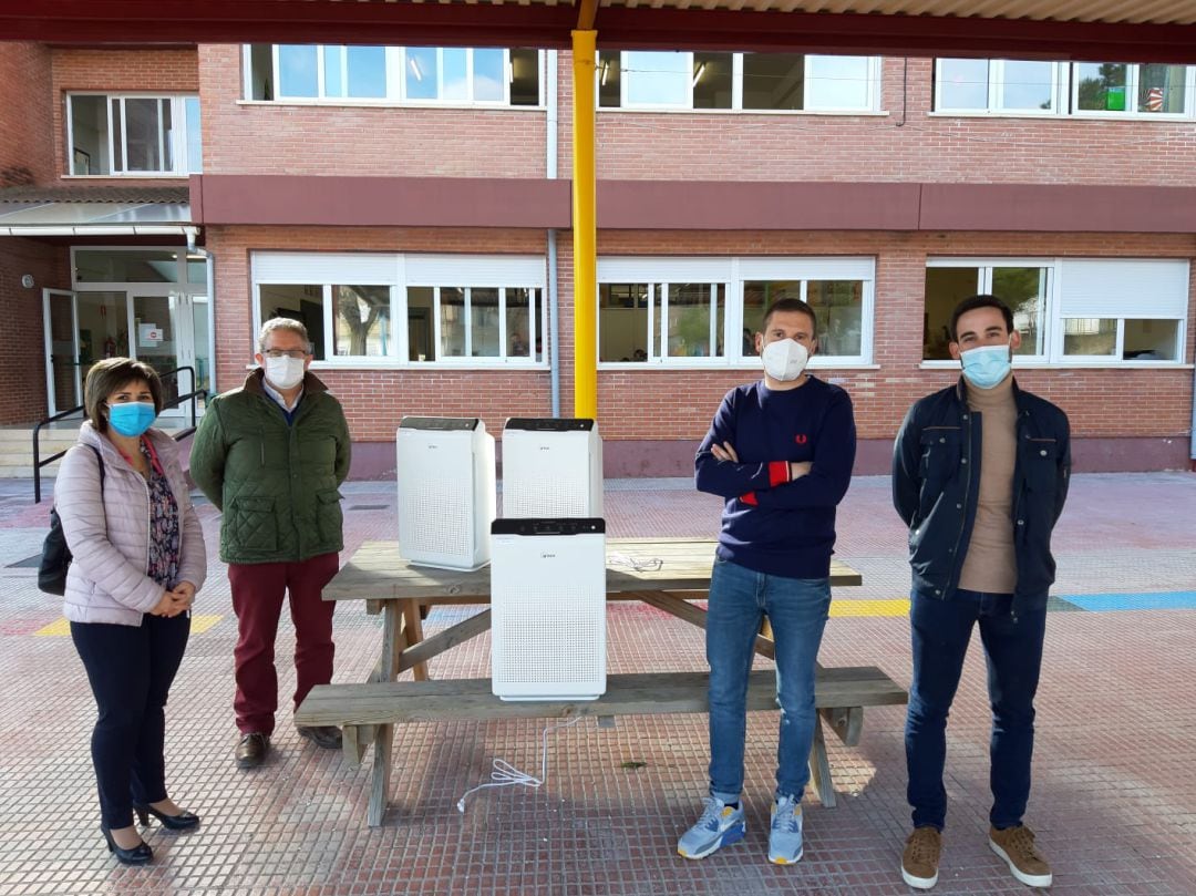 El alcalde, Antonio Bernabéu, y los ediles de Sanidad y Educación, Maite Gimeno y Román Sáez, con parte de los purificadores que se han distribuido en centros de Castalla.