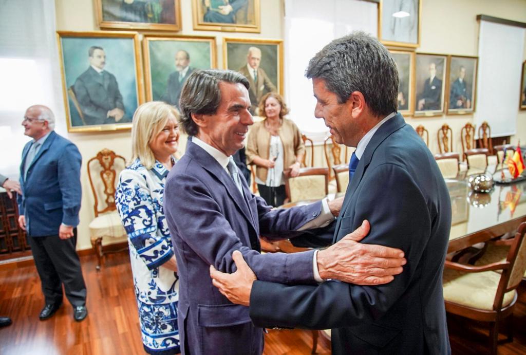 El expresidente del Gobierno, José María Aznar, y el presidente del PP de la Comunitat Valenciana, Carlos Mazón, en la presentación del libro &#039;Samper, la tragedia de un liberal en la Segunda República&#039;, de Roberto Villa, en el Ateneo Mercantil de València