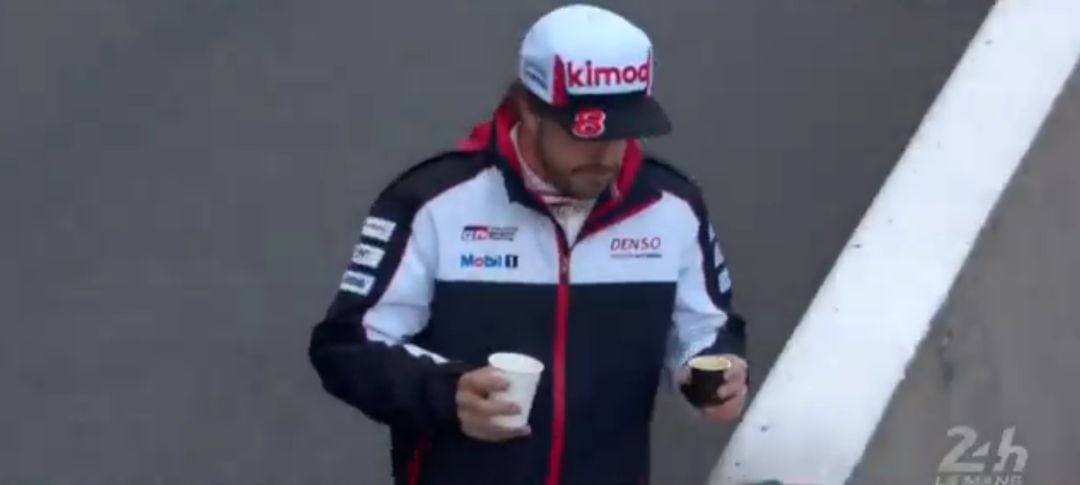 Fernando Alonso lleva unos cafés a unos compañeros.