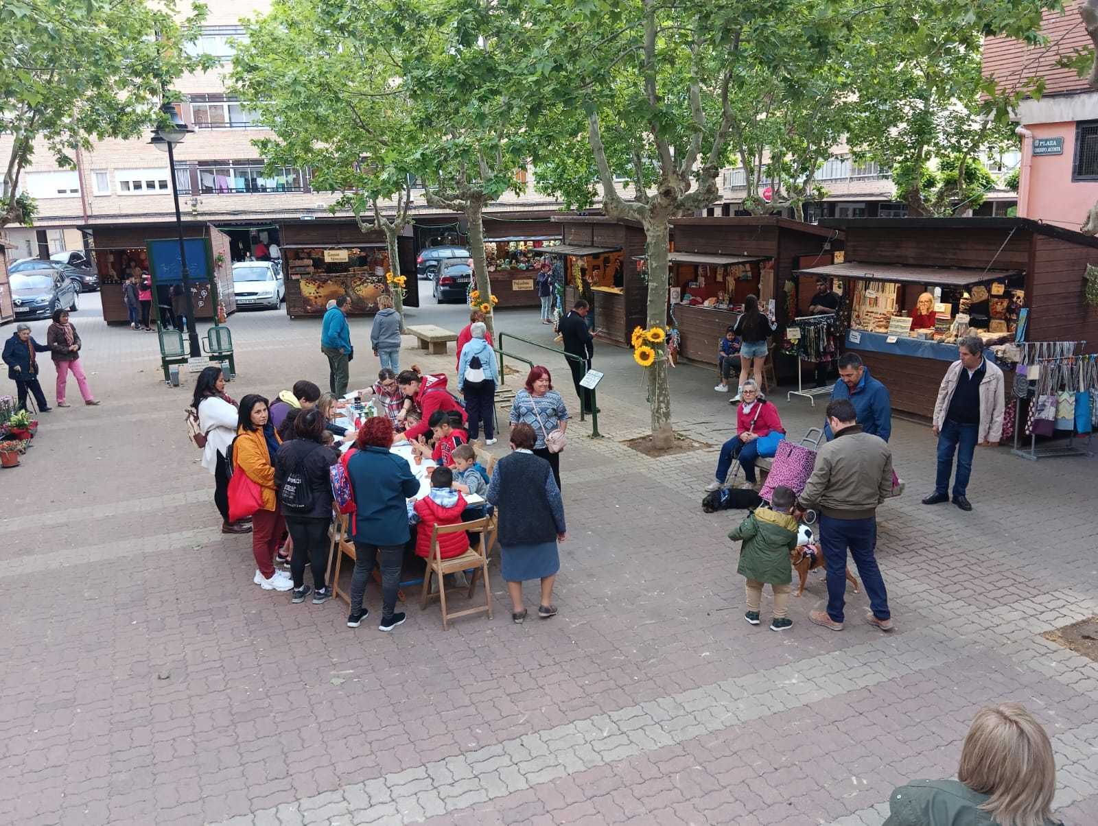 El centro de la plaza está ocupado por los talleres