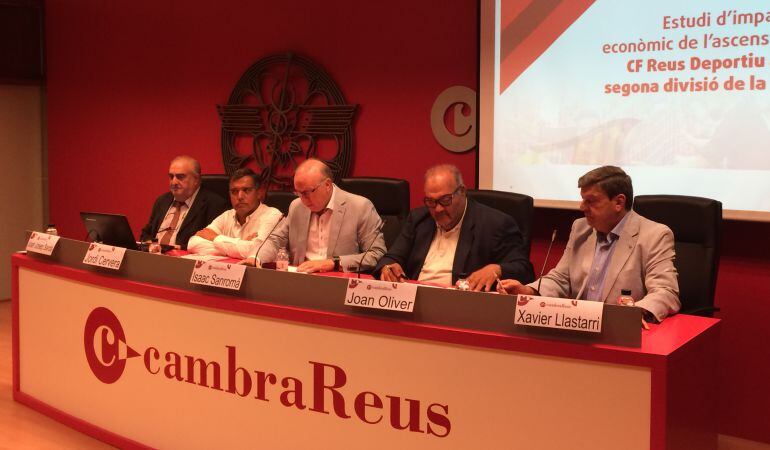 Representants del consistori, la Cambra i el Reus presentant les xifres.