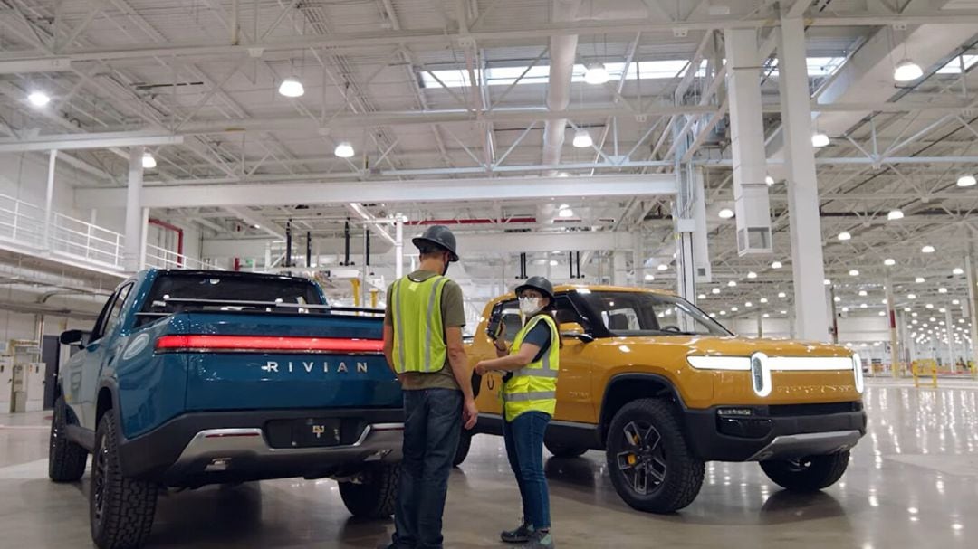 Modelos fabricados por Rivian, automovilística americana que tantea futuras sedes en Europa.