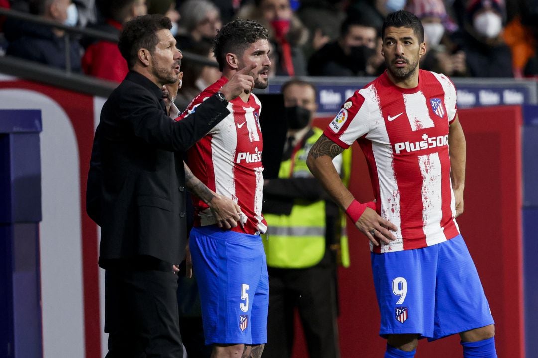 Simeone y Luis Suárez, durante un partido ante Osasuna. 