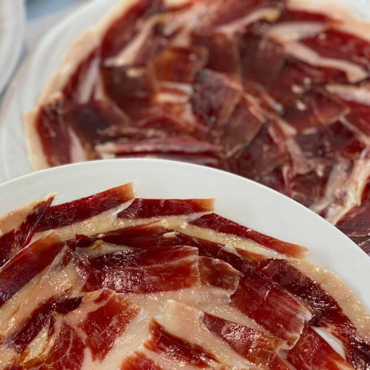 Roba ocho bandejas de jamón ibérico en Vigo y agrede al vigilante de seguridad que lo descubre