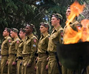 Soldaros israelíes, en el cementerio militar del monte Herzl, en Jerusalén.