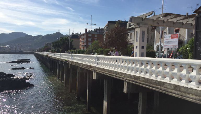 Los pilares de hormigón han sufrido las consecuencias de la humedad y el oleaje. 