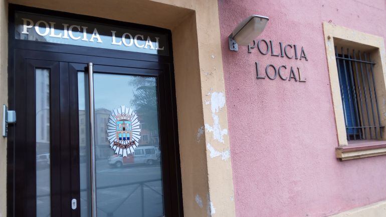 Entrada a la sede de la Policía Local de Aranda de Duero