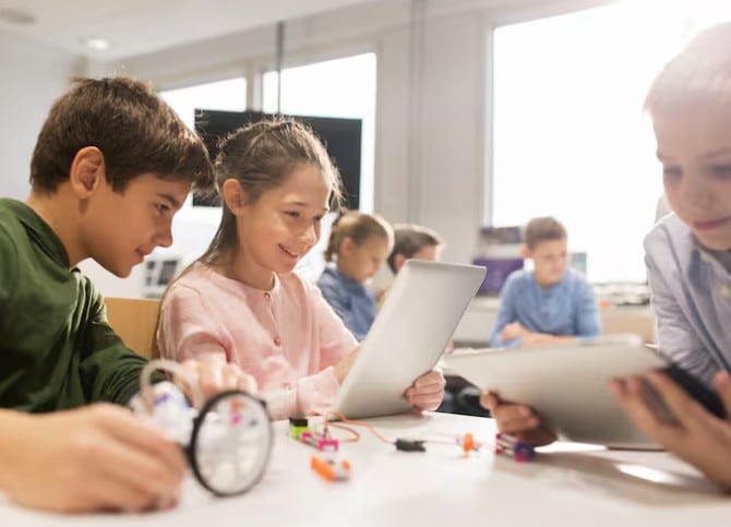 Las asociaciones de padres dudan de la efectividad de prohibir pantallas en las aulas