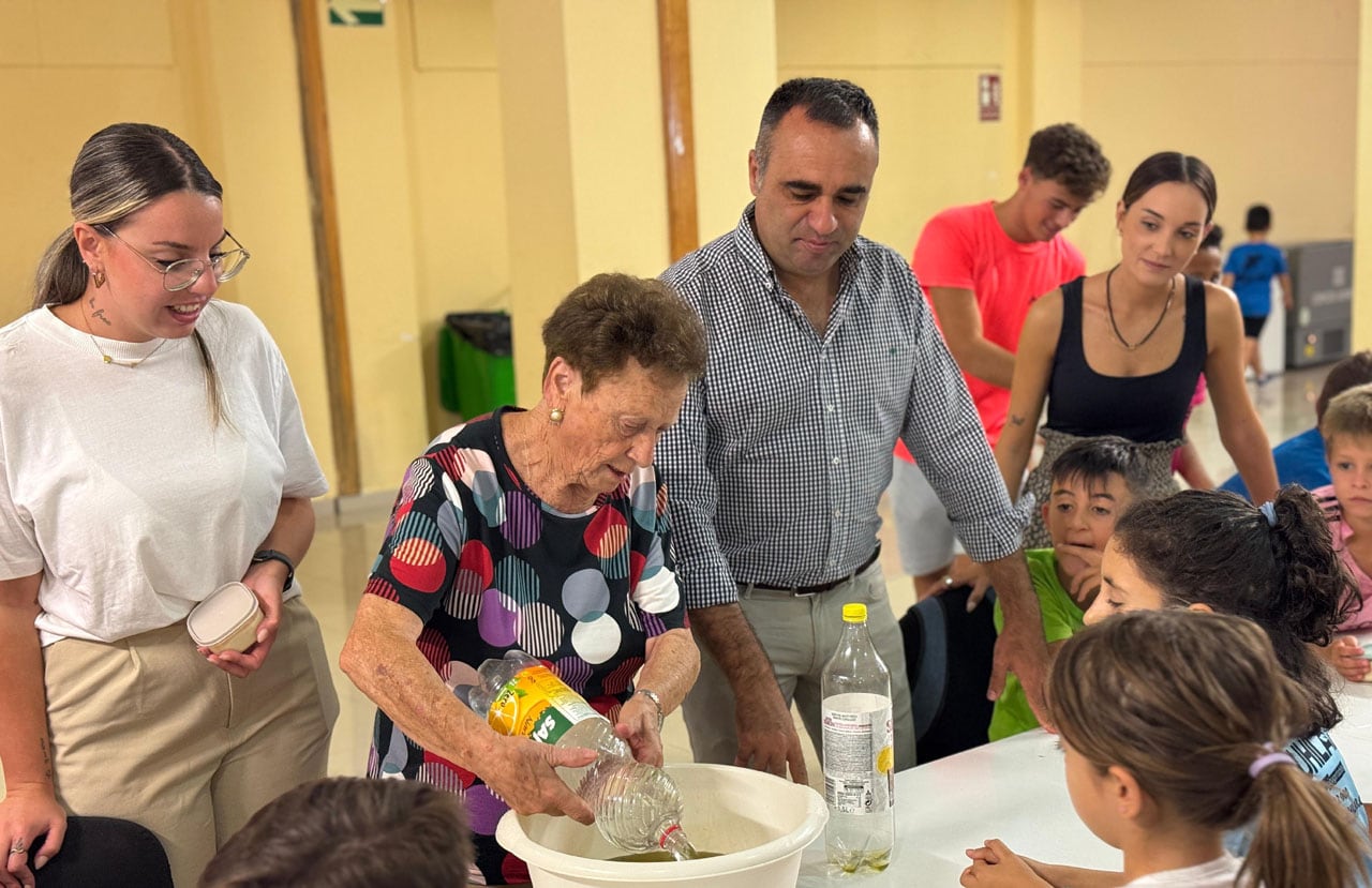 El alcalde de Alhendín (Granada), Francis Rodríguez, visita los talleres intergeneracionales organizados antes de la vuelta al cole