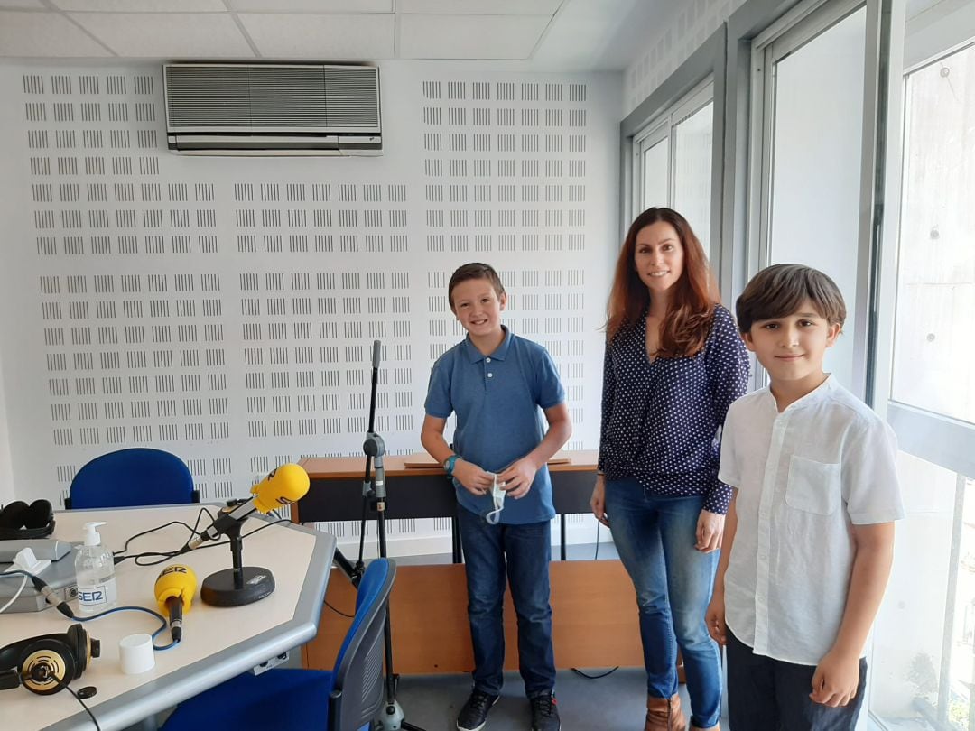 Los jóvenes pianistas Oliver Valderrama de 10 años y Pablo Horrillos de 8 años acompañados por su profesora Sandra Bernal Balboa