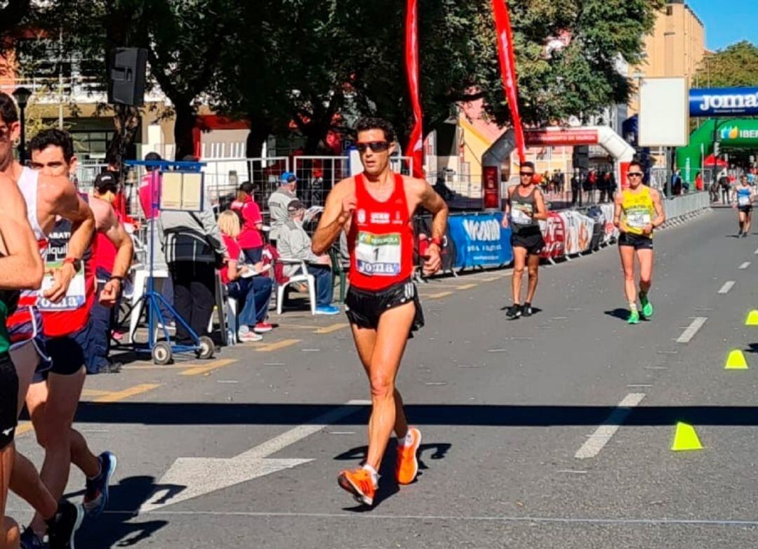 Miguel Ángel López en la Avenida Juan Carlos I de Murcia en el Campeonato de España de 20 km. marcha