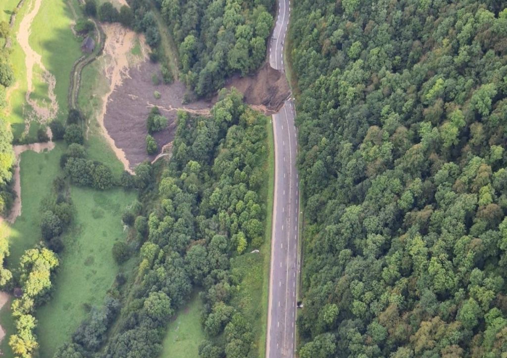Así quedó el gran socavón de la RN-134. Imagen posterior al derrumbe hecha pública por el diputado francés Iñaki Echaniz