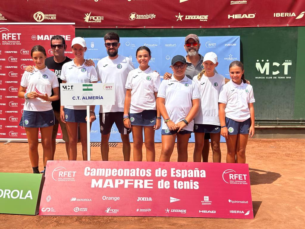 Los campeones de España posan ilusionados.