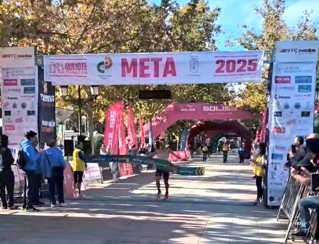 Juan Gimeno ganando la Quixote Maratón 2025