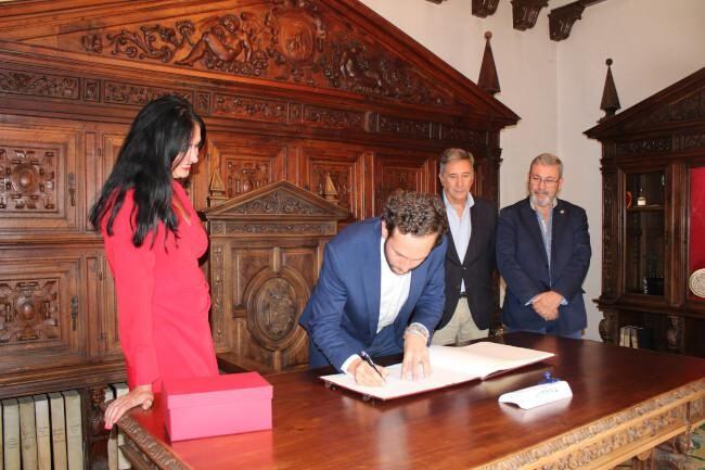 Isaac Claver, junto a Lorena Orduna, ha visitado el Ayuntamiento de Huesca