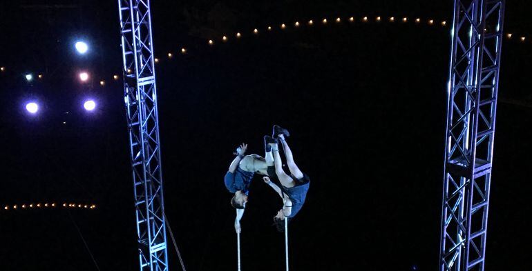 Uns dels espectacles de trapezi que es va poder gaudir al Cabaret.